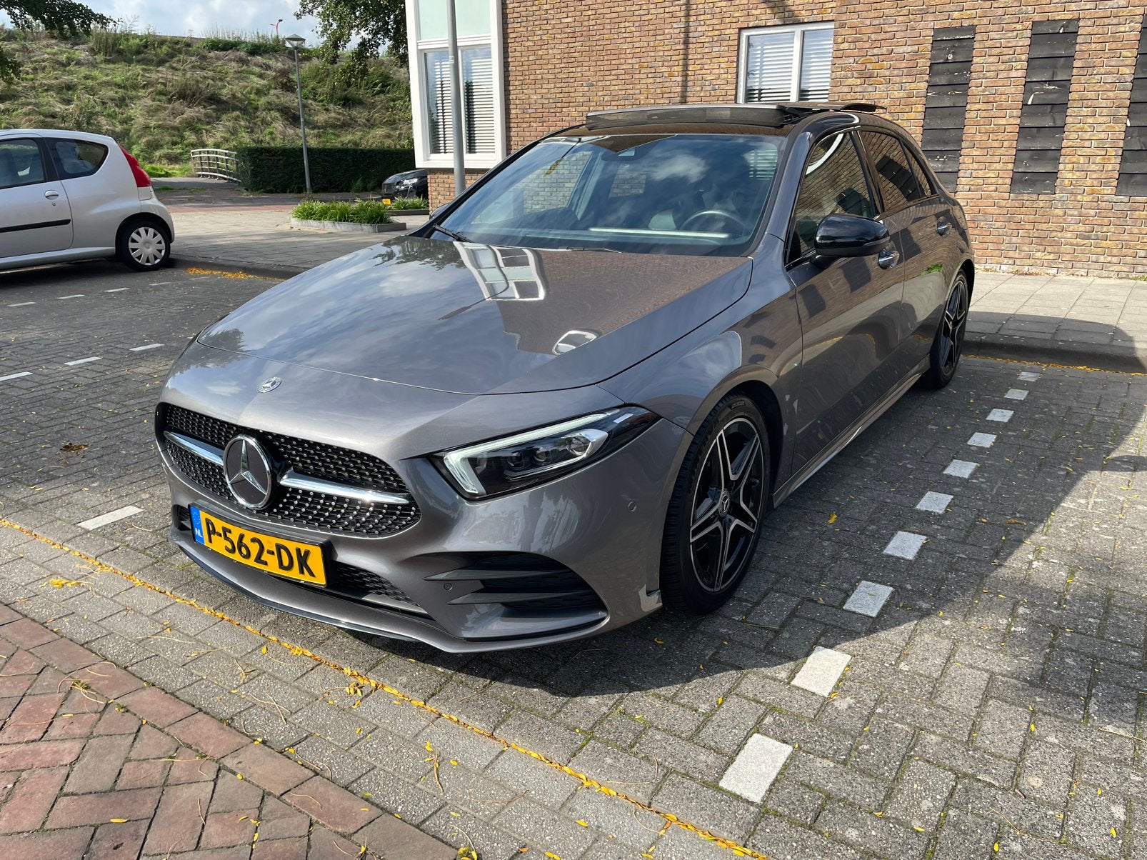 Mercedes-Benz A-Klasse A 180 Premium Plus AMG 2022 Grijs, Auto's, 136 pk, 4 cilinders, Parkeerassistent, Origineel Nederlands