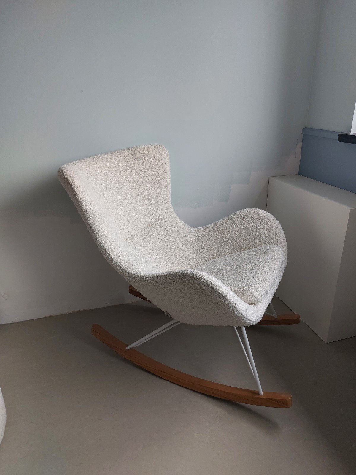 Kave Home schommelstoel wit teddy stof - Zo goed als nieuw, Huis en Inrichting, Stoelen, Ophalen, Modern, Scandinavisch, Wit, Zo goed als nieuw
