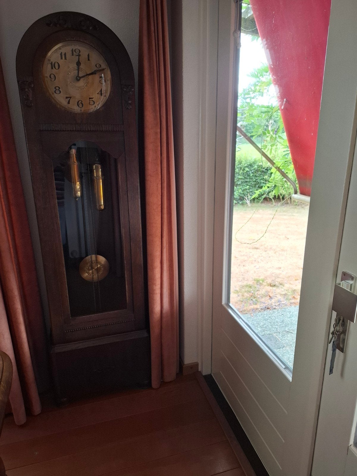 Antieke staande klok met slinger en gewichten, Ophalen