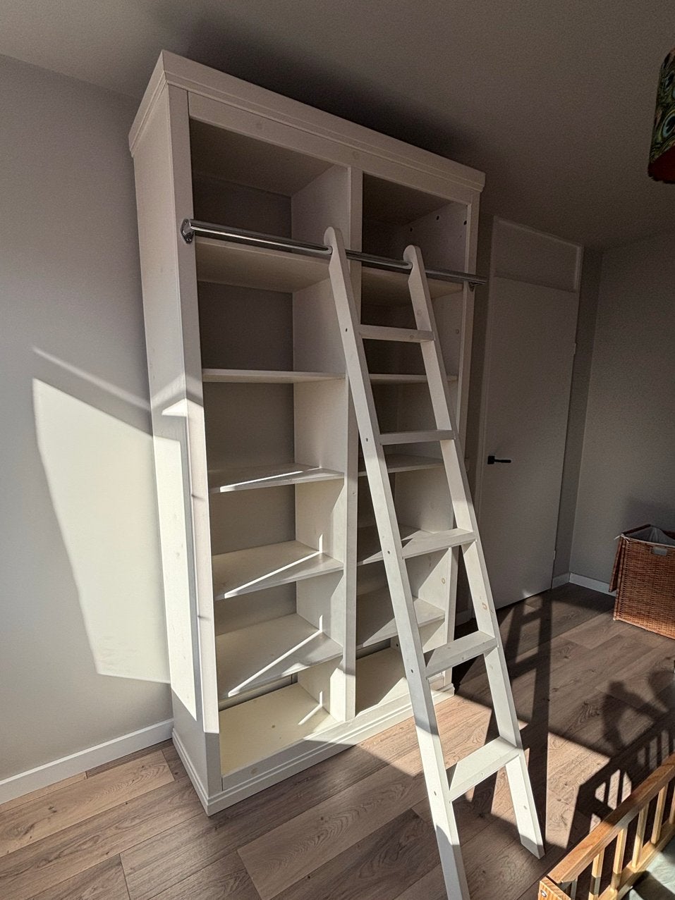 Witte boekenkast met ladder, Huis en Inrichting, Ophalen, Met plank(en), Gebruikt, 100 tot 150 cm