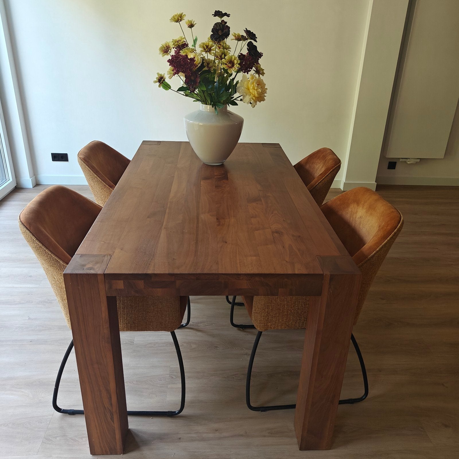 Goossens (Timber) eettafel notenhout, Huis en Inrichting, Ophalen, 4 tot 6 stoelen