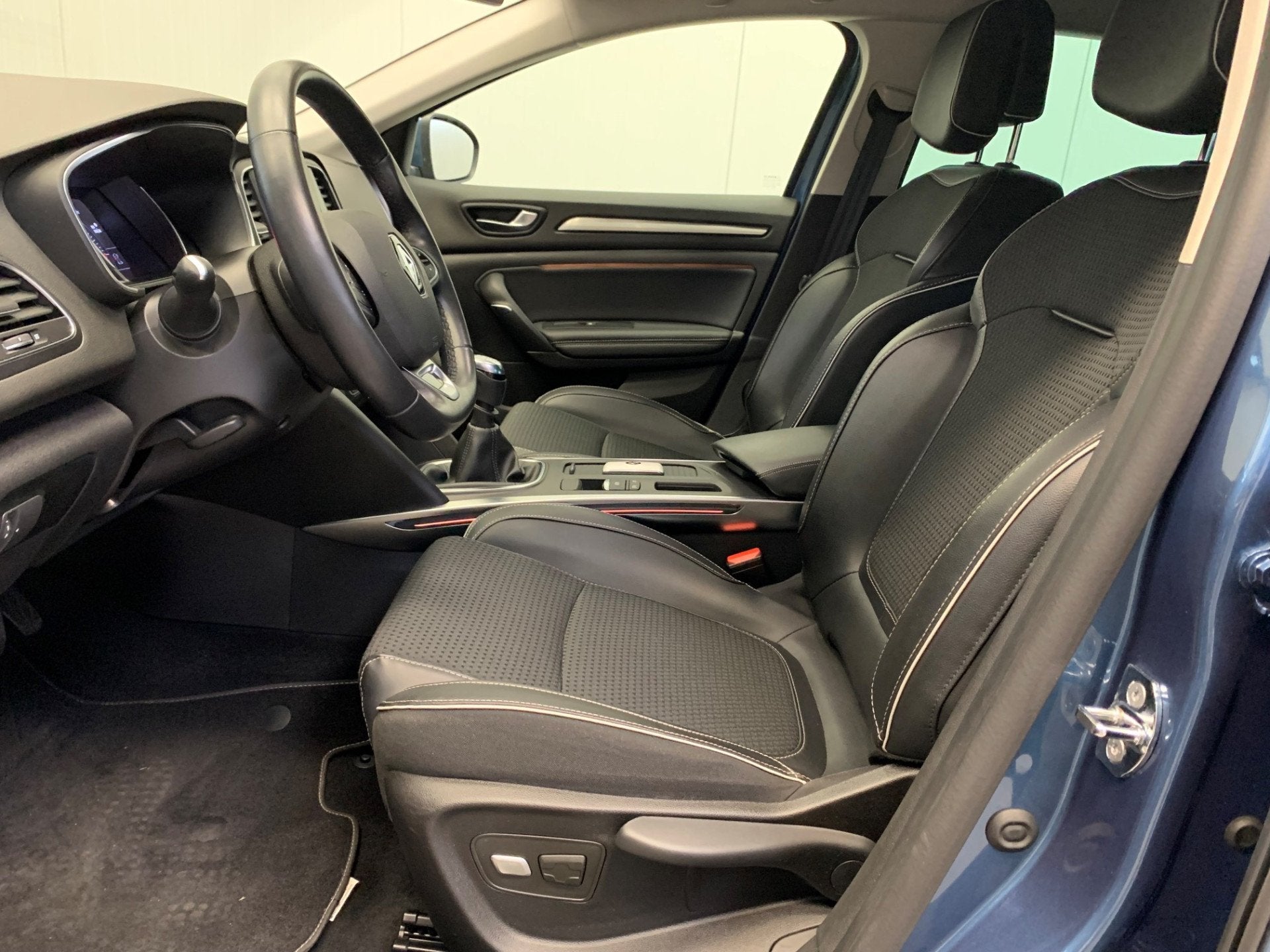 Renault Mégane Estate 1.2 TCe Bose NAVIGATIE-LEDER-PDC-LMV-, Voorwielaandrijving, 101 pk, Gebruikt, 4 cilinders
