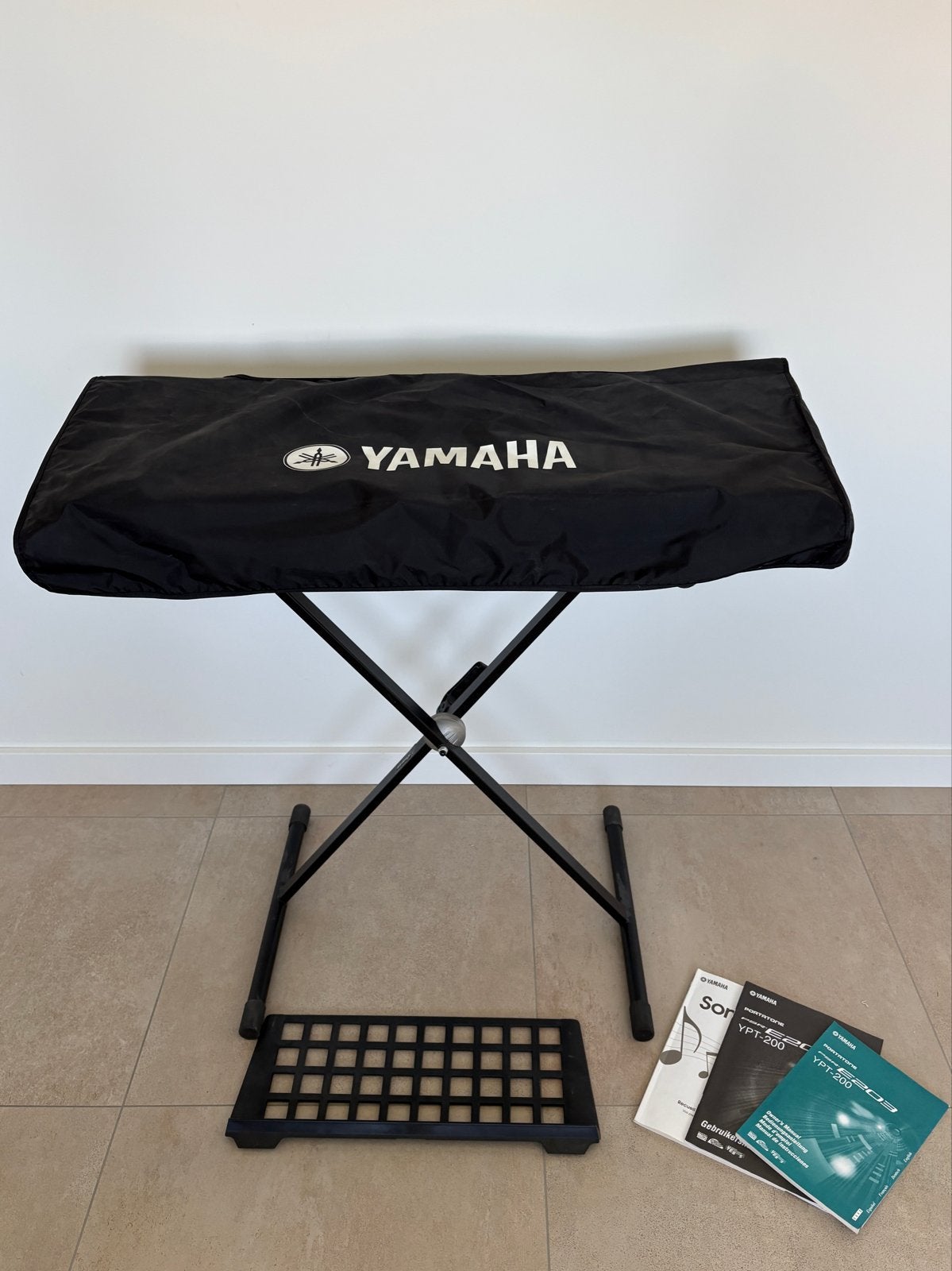 Yamaha PSR-E203 YPT-200 Keyboard met standaard, Muziek en Instrumenten, Ophalen, 61 toetsen, Yamaha, Zo goed als nieuw