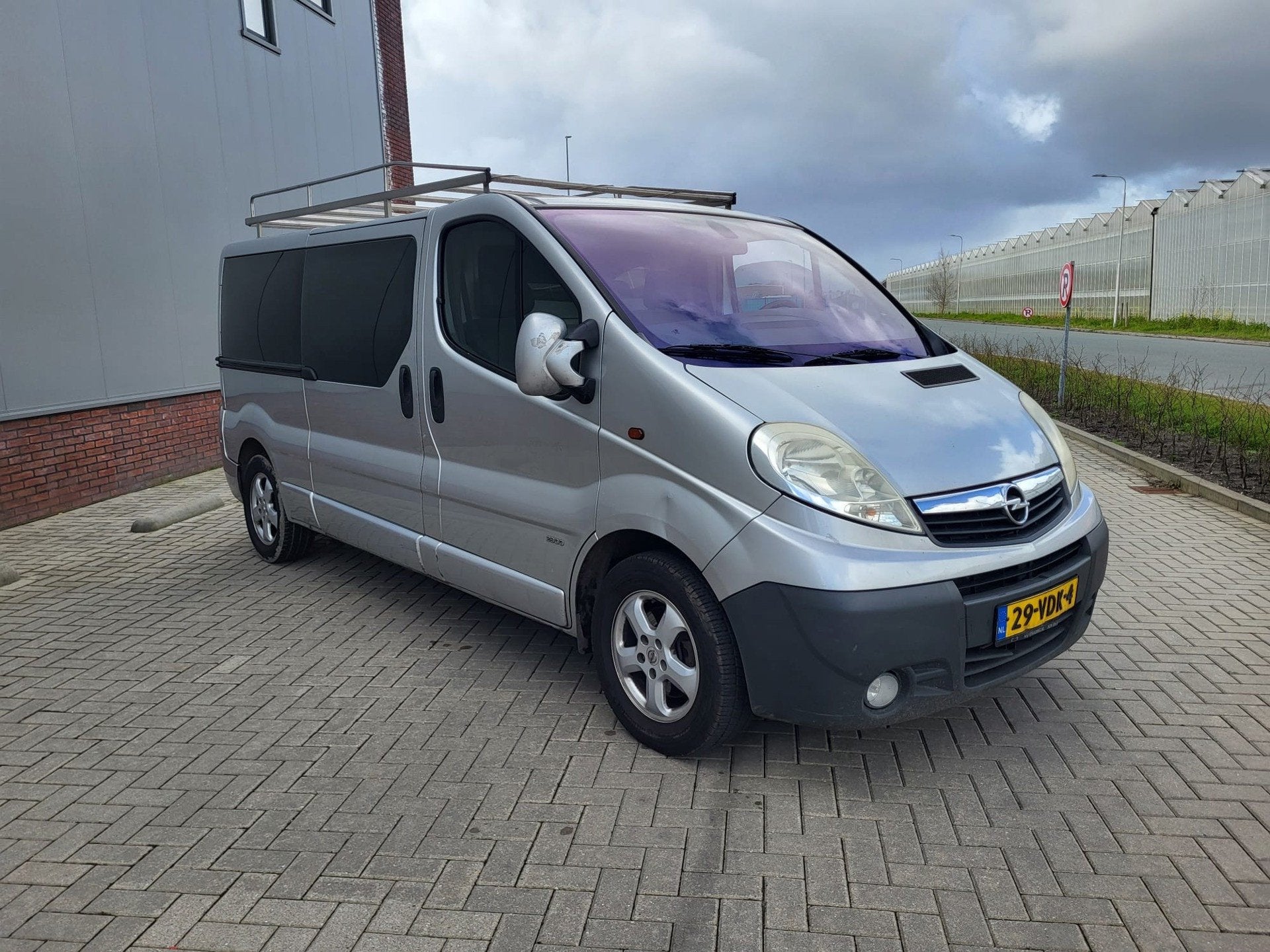Opel Vivaro 2.5 CDTI L2H1 DC AIRCO 183.000 NAP GRIJS LANG 20, Startonderbreker, Gebruikt, 1760 kg, Origineel Nederlands