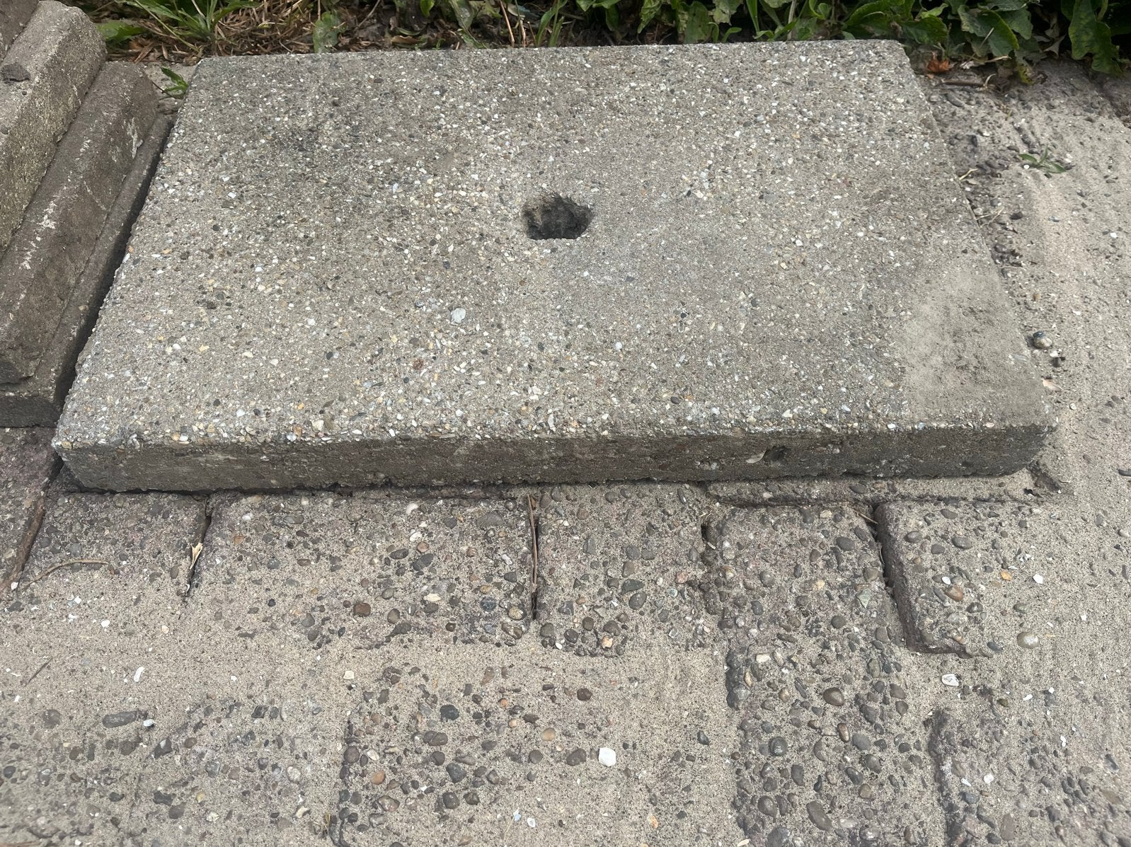 Zware betonnen tegel met gat, voor bv parasol of droogmolen, Ophalen, Gebruikt, Beton, Overige typen