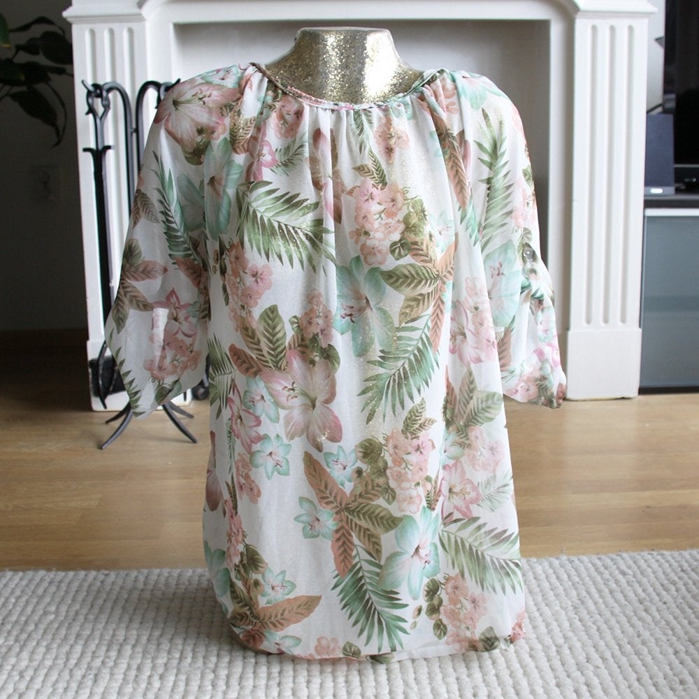 Mooi Bloemen Topje (M) € 20,-