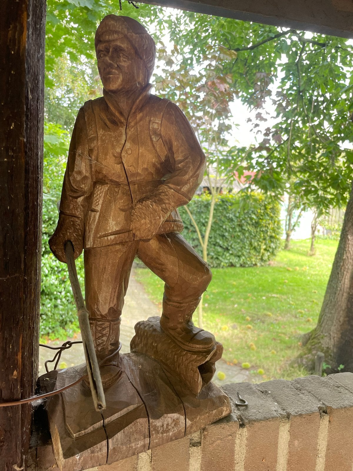 Houten beeld van een wandelaar met rugzak en stok, Antiek en Kunst, Handgemaakt, Beeld, Hout, Bruin