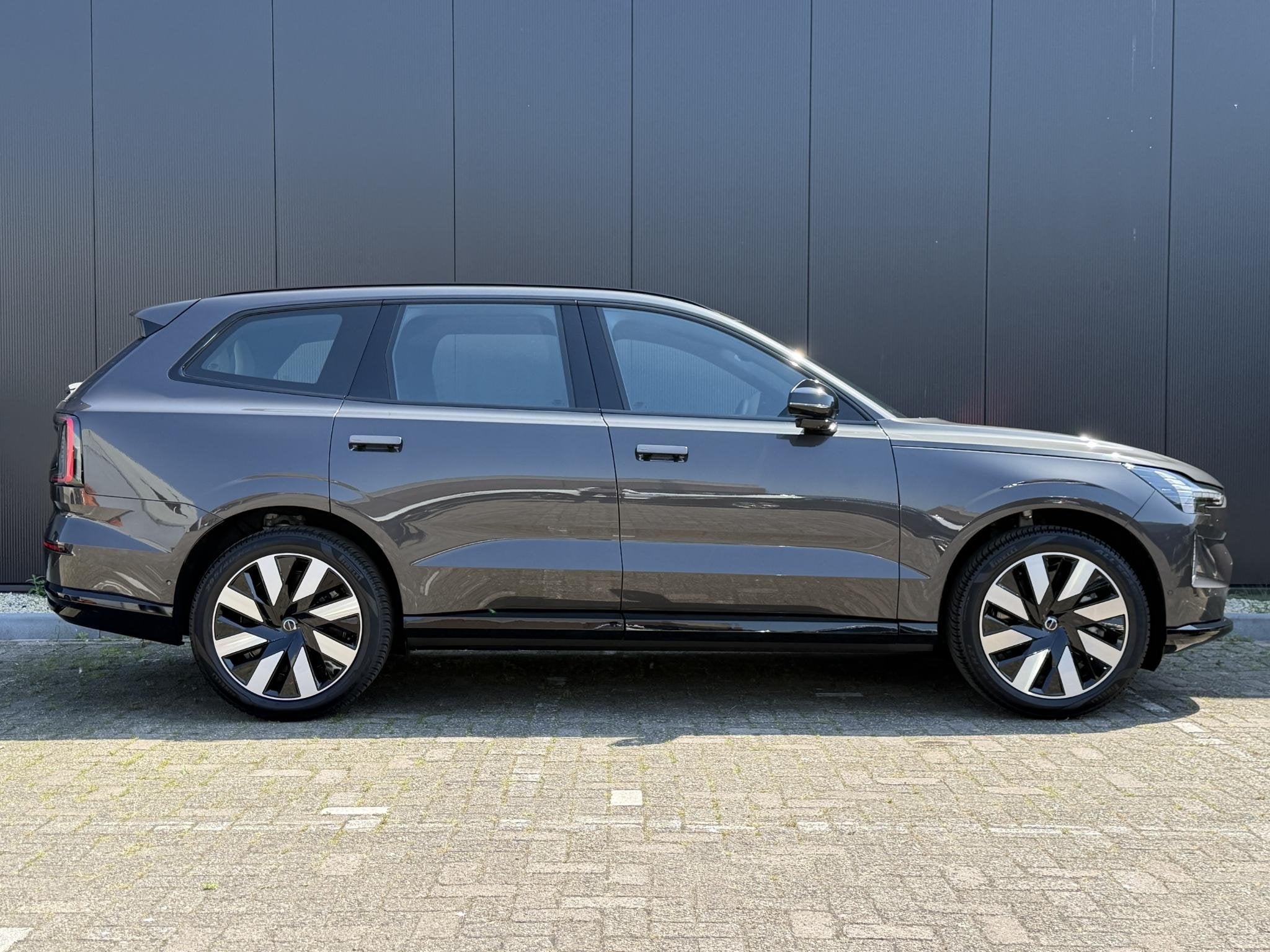 Volvo EX90 Single Motor Plus 7p. 92 kWh 21 inch lichtmetaal, Auto's, Automaat, Bruin, Lichtsensor, 7 stoelen