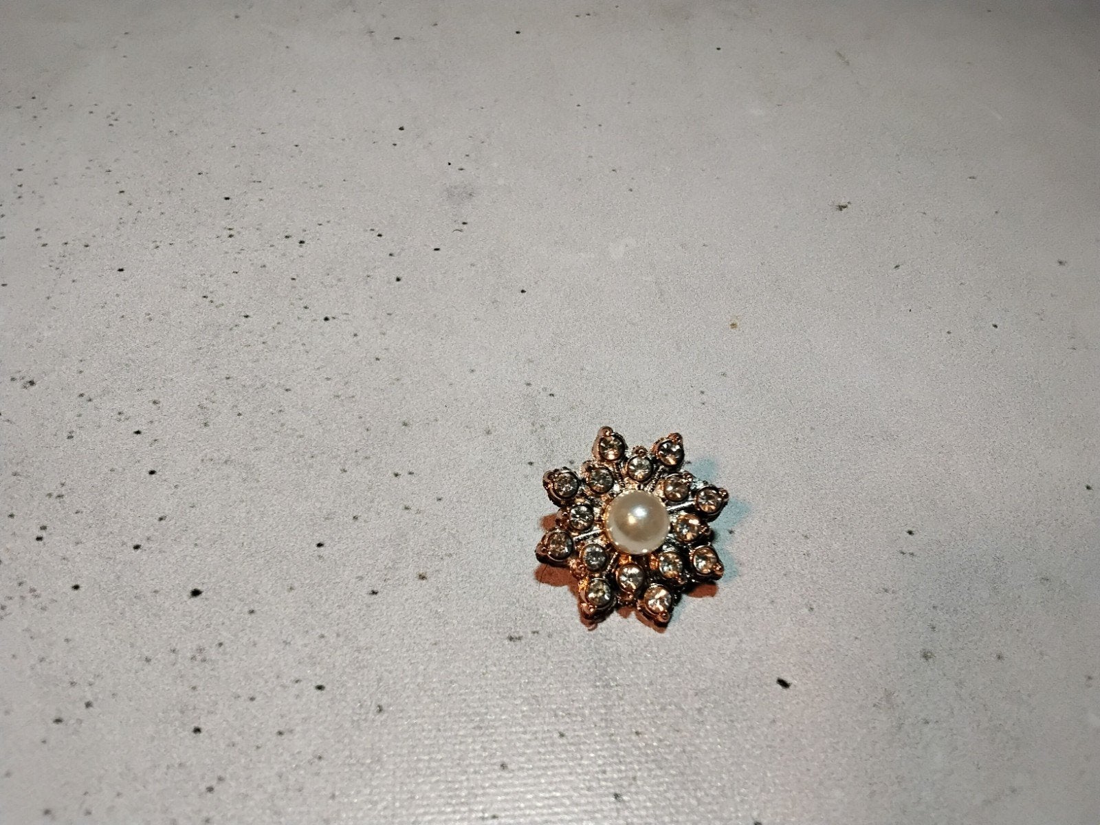 mooie kleine strass broche, Ophalen of Verzenden, Zo goed als nieuw, Goud, Overige materialen