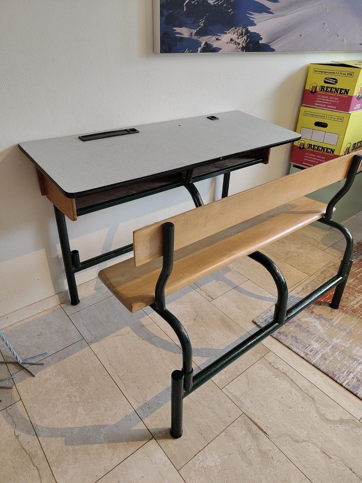 Vintage schoolbankje met groene buizen en houten zitting, Antiek en Kunst, Ophalen