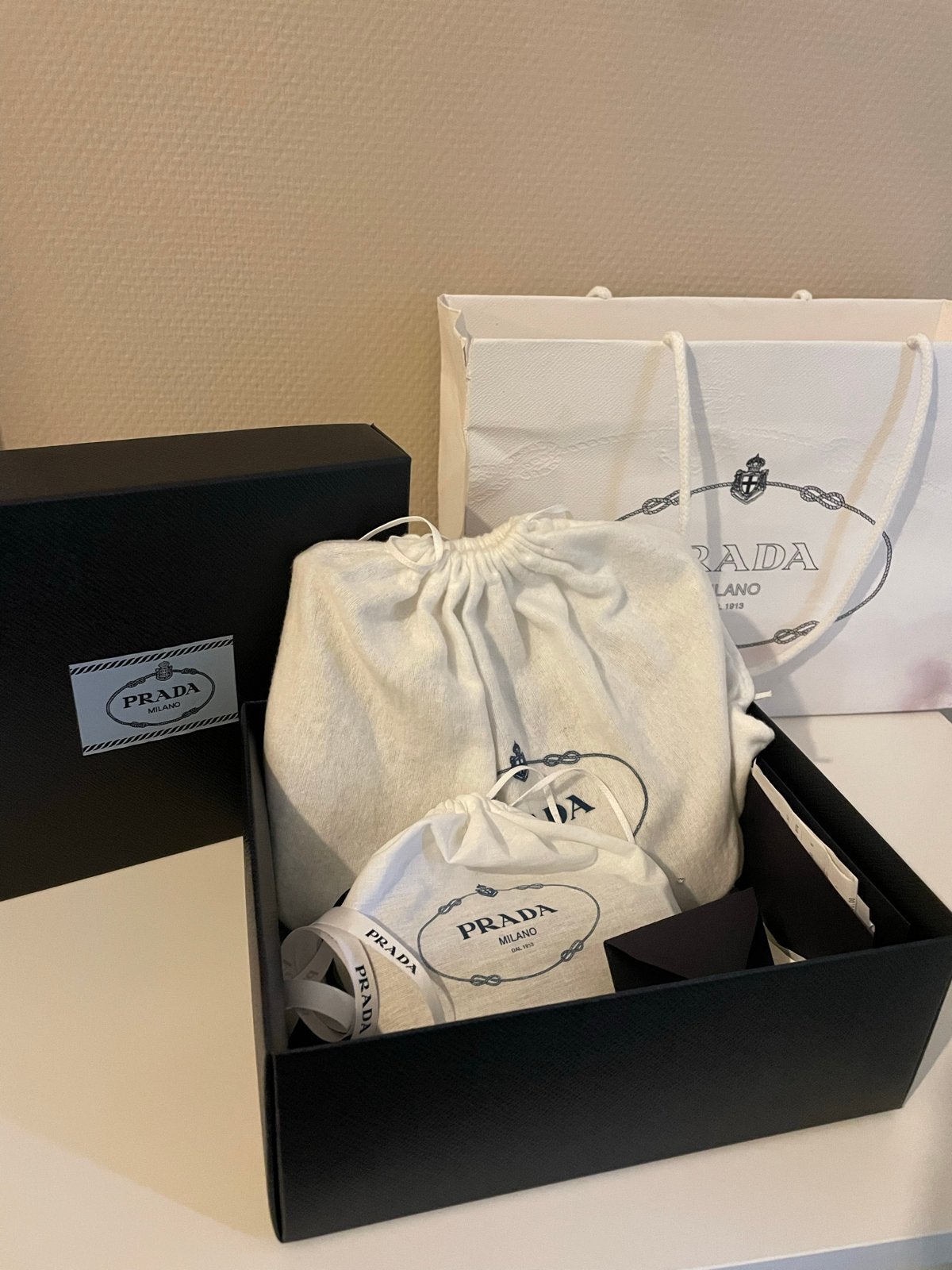 Prada Re-Edition 2005 Nylon Tas - Zo goed als nieuw, Ophalen, Zo goed als nieuw, Beige, Schoudertasje