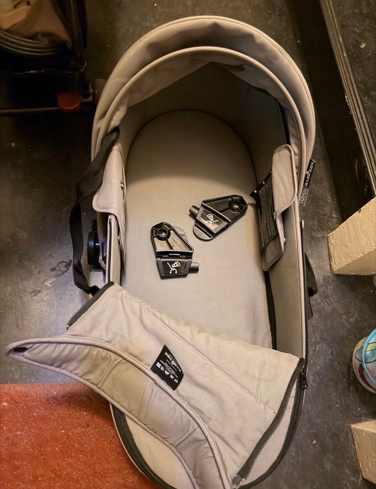 Babyzen Yoyo reiswieg grijs met adapters, Ophalen of Verzenden, Zo goed als nieuw, Met reiswieg, Kinderwagen