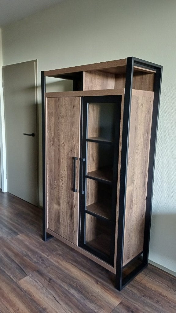 Vitrinekast Cadzand Mokka met verlichting, Ophalen, Met deur(en), 100 tot 150 cm, Zo goed als nieuw