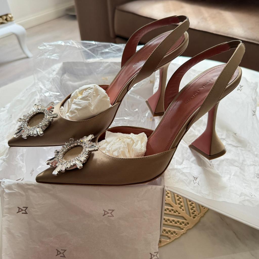 Amina Muaddi, Kleding | Dames, Schoenen, Zo goed als nieuw, Beige, Ophalen of Verzenden