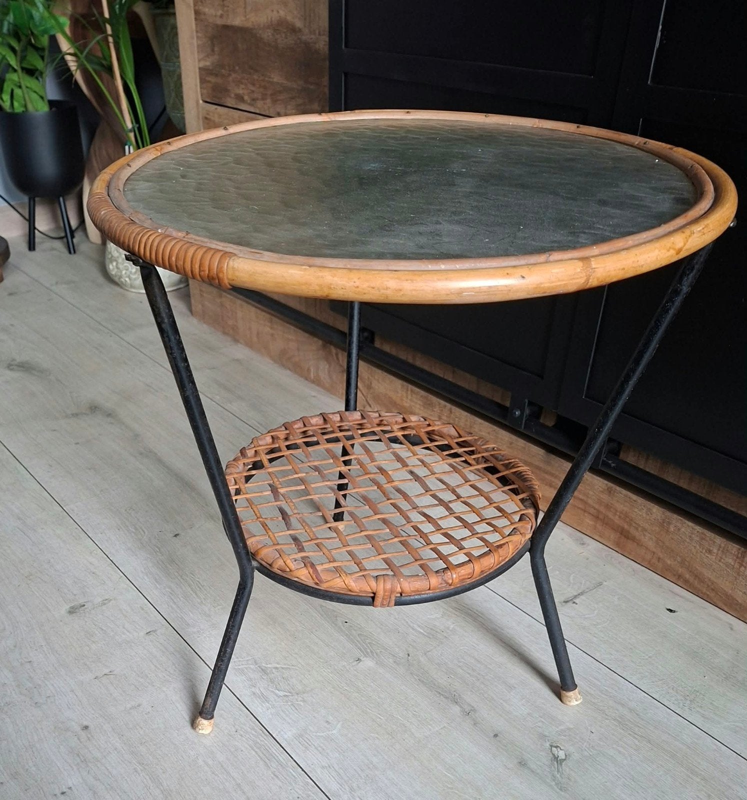 Vintage Bijzettafel met Rotan en Glazen Blad, Ophalen, Minder dan 45 cm, Minder dan 55 cm, Gebruikt
