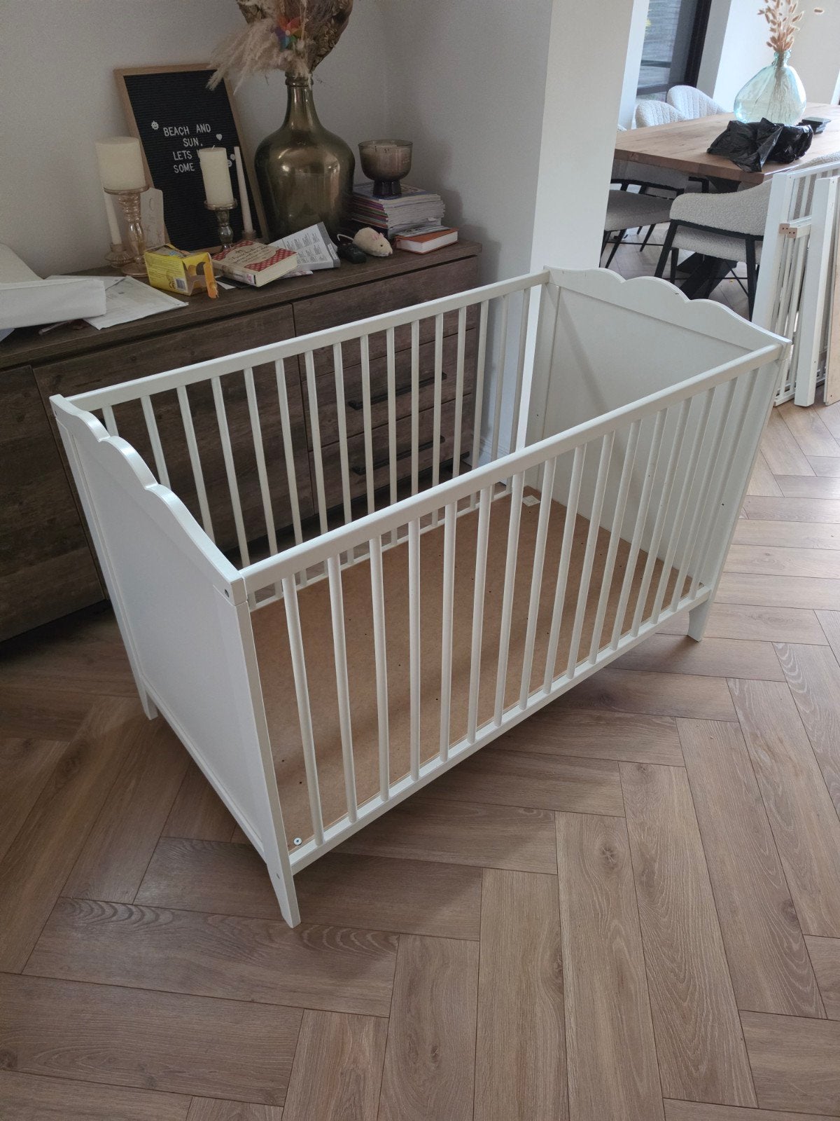 leuke baby bed te koop wit zonder matras, Ophalen, Gebruikt, Ledikant