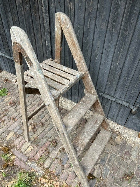 Oud houten trapje, Ophalen