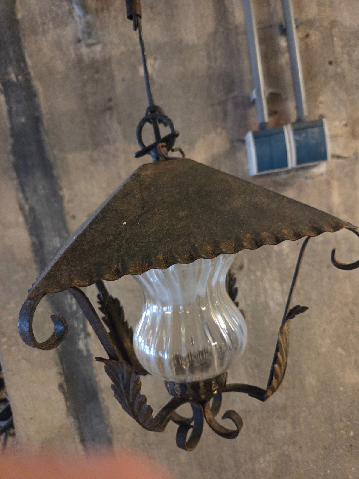 Antieke smeedijzeren hanglamp met glazen kap, Ophalen of Verzenden