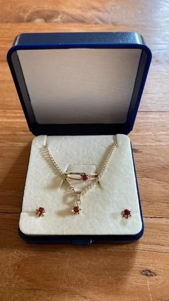 Sieraden set: ketting, ring en oorbellen ( nieuw), Overige materialen, Nieuw, Ophalen of Verzenden, Goud