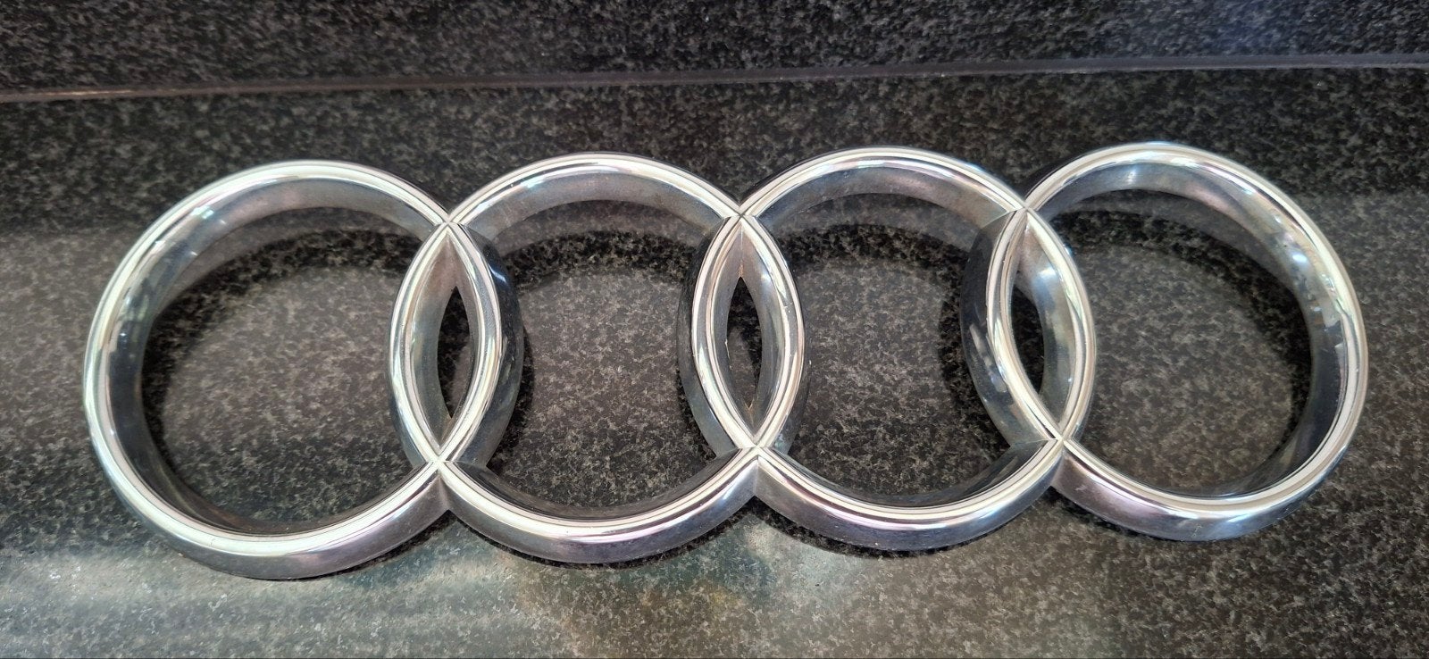 Origineel Audi 80 Grille-Embleem uit 1991, Ophalen of Verzenden, Gebruikt, Audi