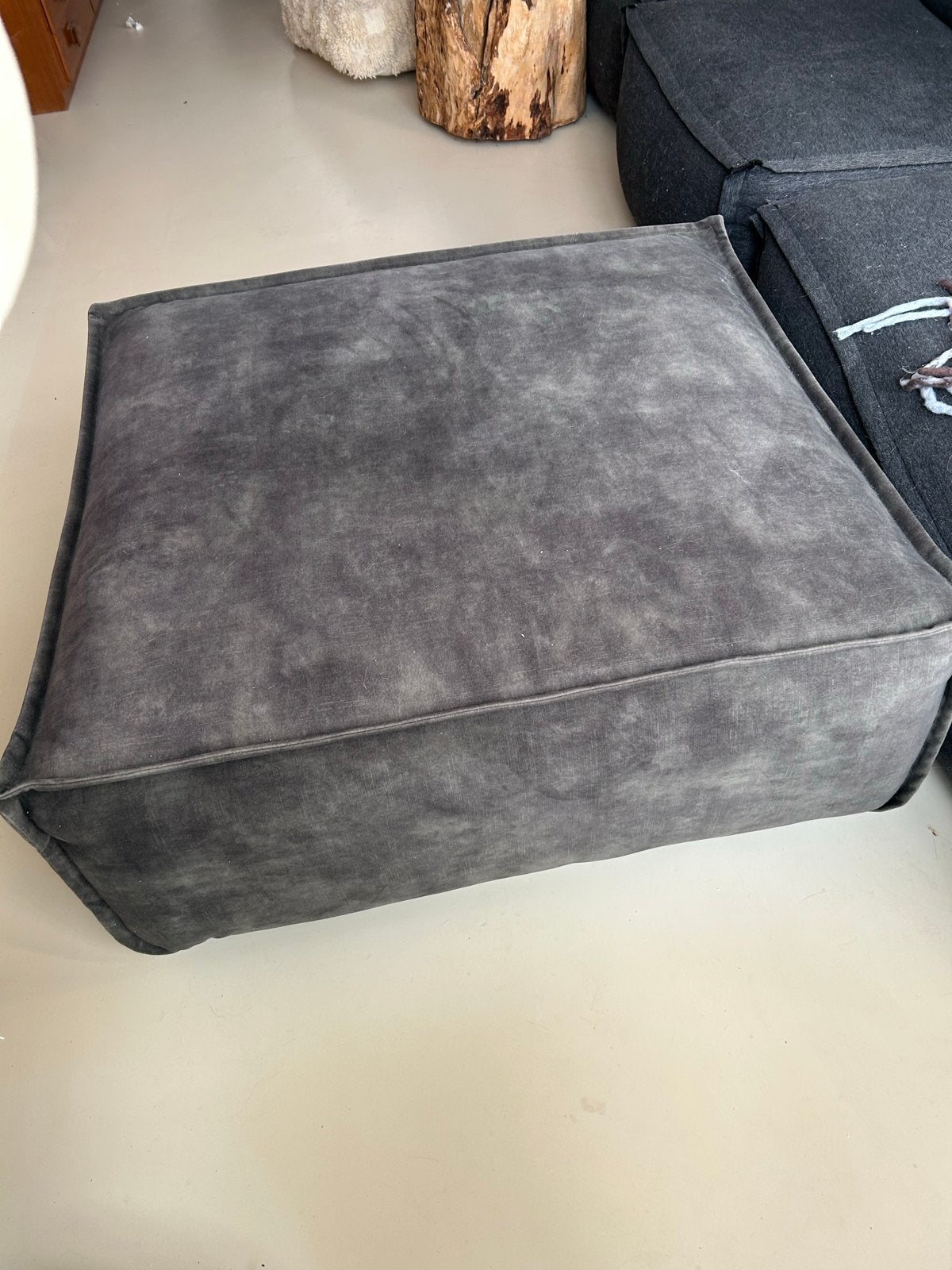 Grote vierkante poef suede, Huis en Inrichting, Banken | Voetenbanken en Poefen, Ophalen, Gebruikt, Vierkant, 75 tot 100 cm