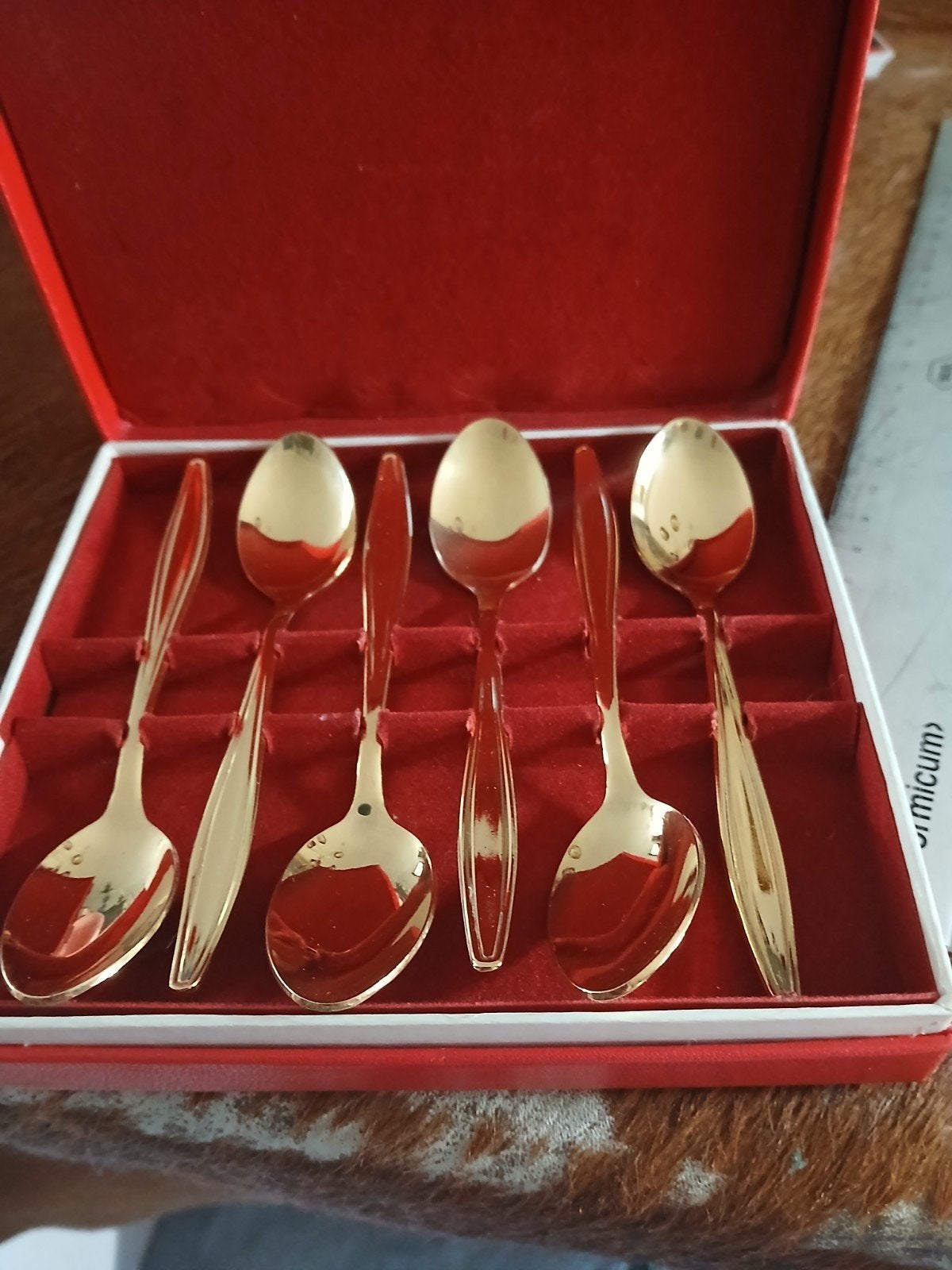 6 Goudkleurige Theelepels in Rode Cassette, Ophalen of Verzenden