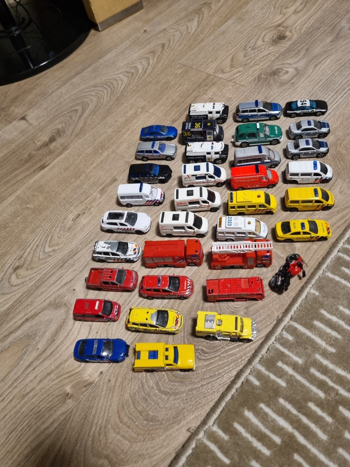 35 politie, ambulance, brandweer voertuigen schaal 1:64, Ophalen of Verzenden, Gebruikt