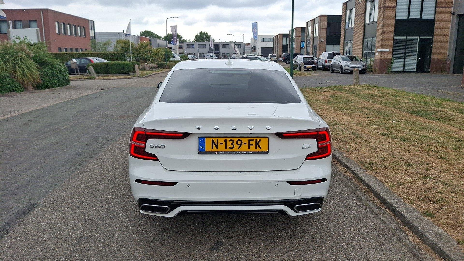 Volvo S60 Recharge T6 AWD R-Design | Trekhaak | 19 Inch Velg, 12 maanden, Gebruikt, Euro 6, 4 cilinders
