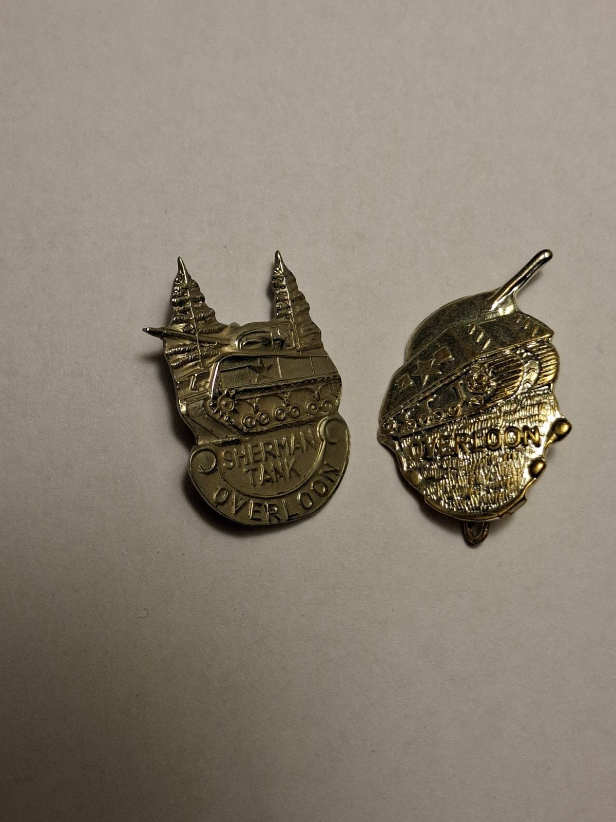 Overloon Sherman tank speldjes, Verzamelen, Militaria | Tweede Wereldoorlog, Ophalen of Verzenden, Landmacht, Nederland, Embleem of Badge