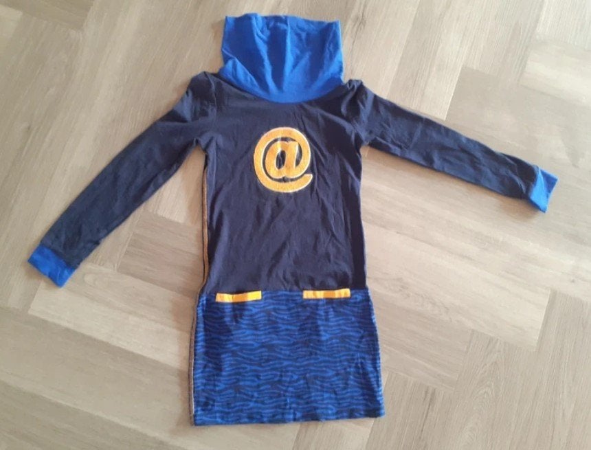 Europe Kids Jurk Blauw met @ -teken, Maat 122 / 128, Europe Kids, Meisje, Ophalen of Verzenden, Zo goed als nieuw
