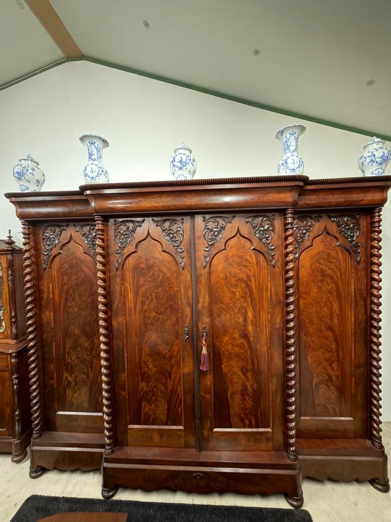Mahonie kast, Ophalen