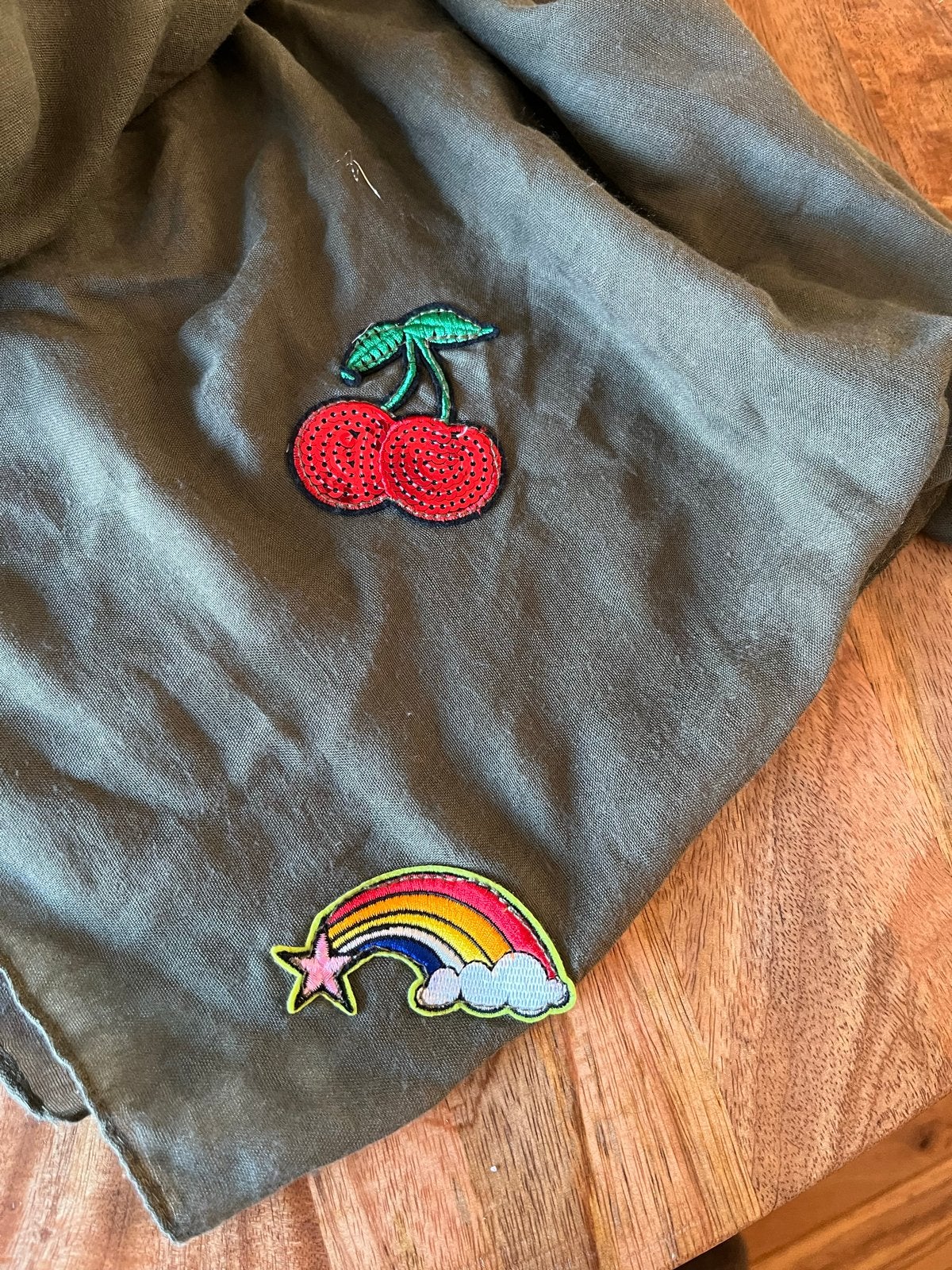 Groene sjaal met patches 50x175 cm, Kleding | Dames, Ophalen of Verzenden, Zo goed als nieuw, Sjaal