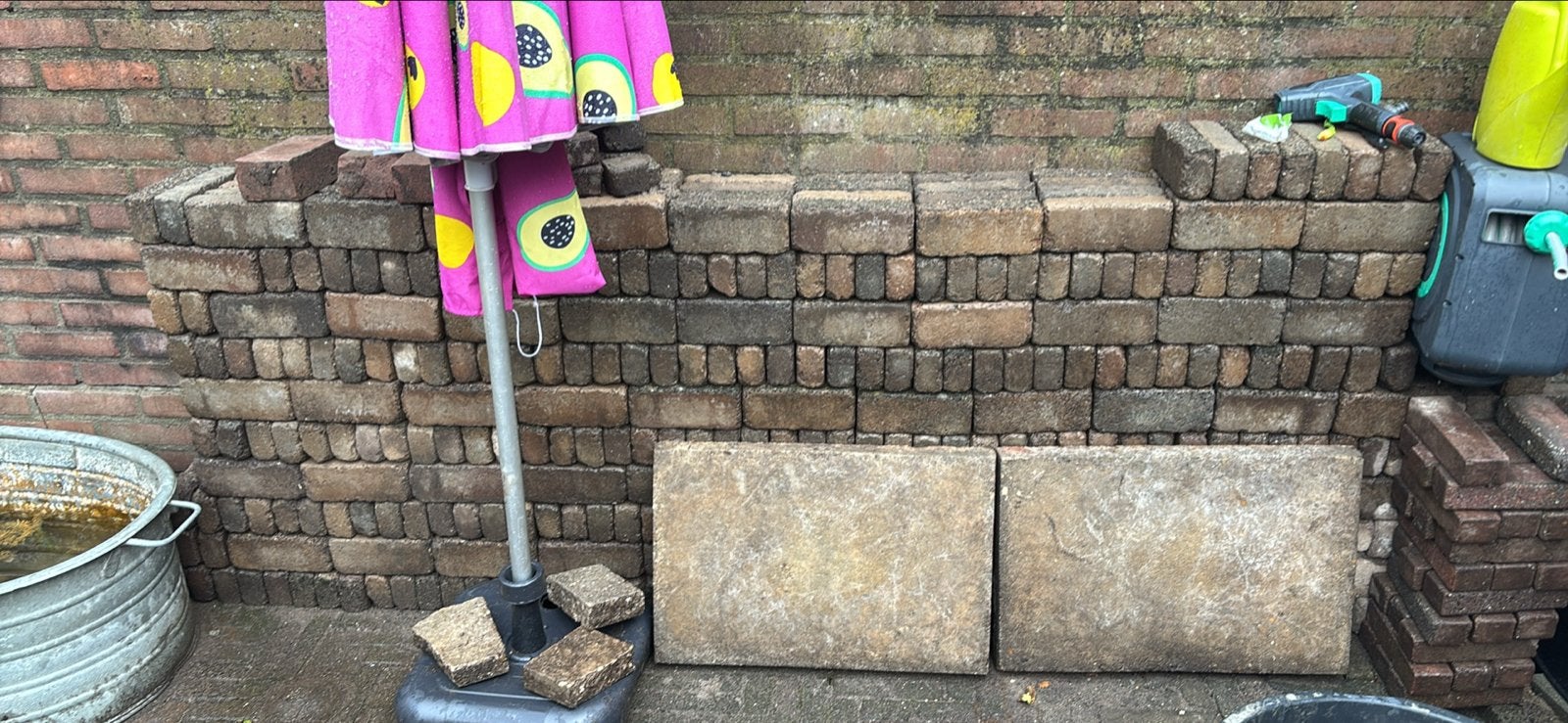 Gratis af te halen:  250/300 Grijze betonklinkers(waaltjes), Tuin en Terras, Tegels en Klinkers, Ophalen, Gebruikt, Klinkers, 5 tot 10 m²
