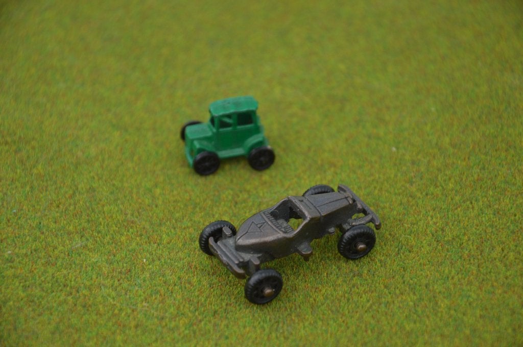 2 oude miniatuur autootjes van metaal Ford T 1911 + MB 1928, Ophalen of Verzenden