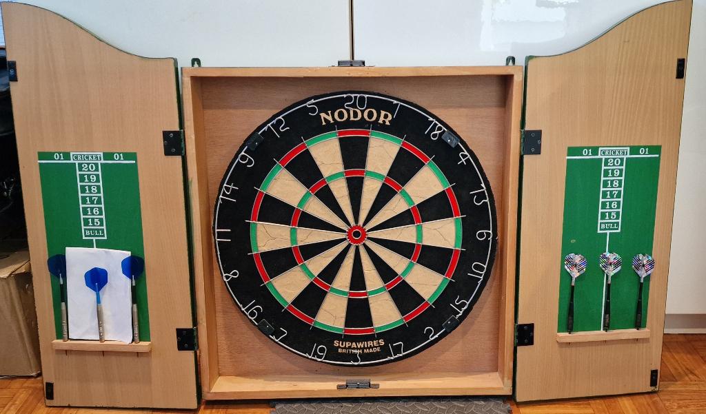 Dartset Nodor Supawires British Made + houten kast, Ophalen, Gebruikt, Dartbord met pijlen