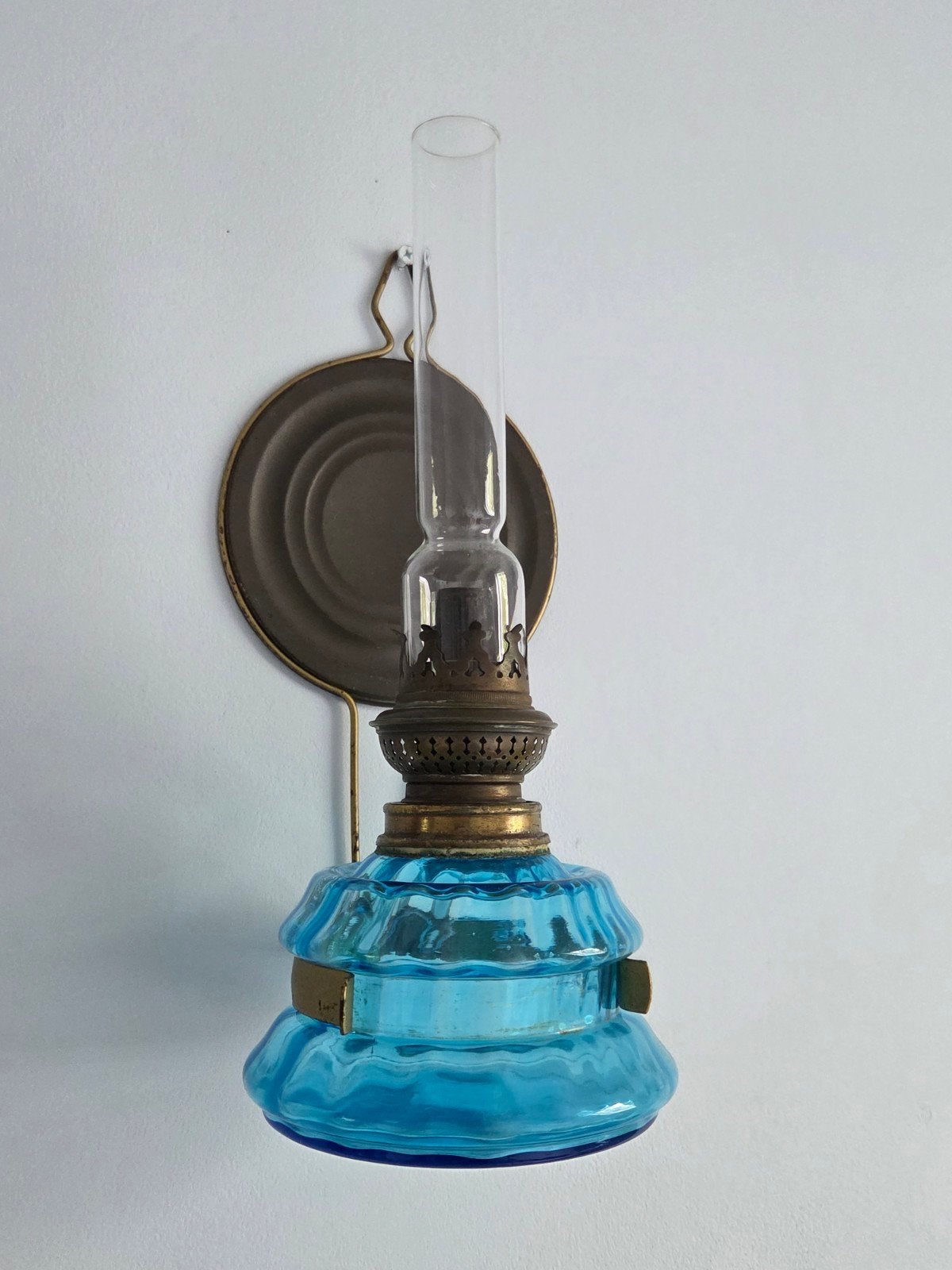 Antieke blauwe olielamp met wandhouder, Antiek en Kunst, Ophalen of Verzenden