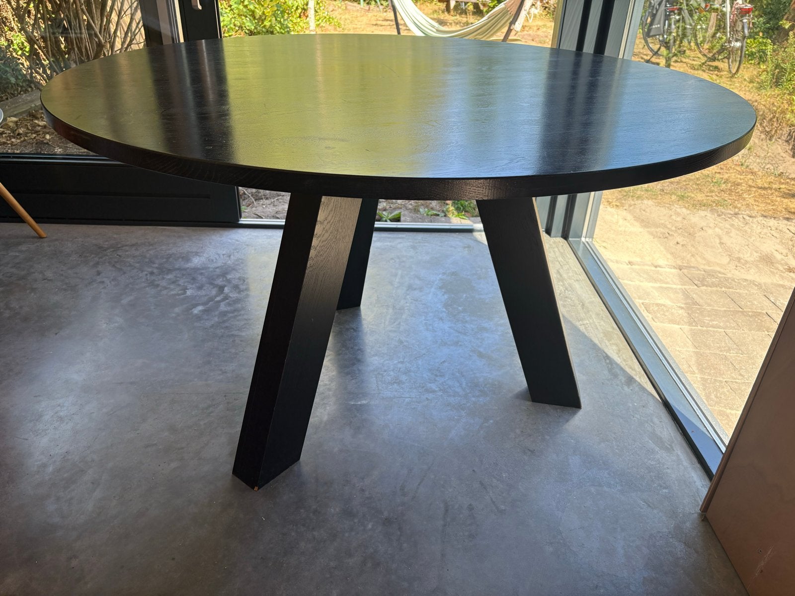 Zwarte ronde tafel met 3 houten poten - 128 cm diameter, Huis en Inrichting, Ophalen, Gebruikt, 100 tot 150 cm, Rond