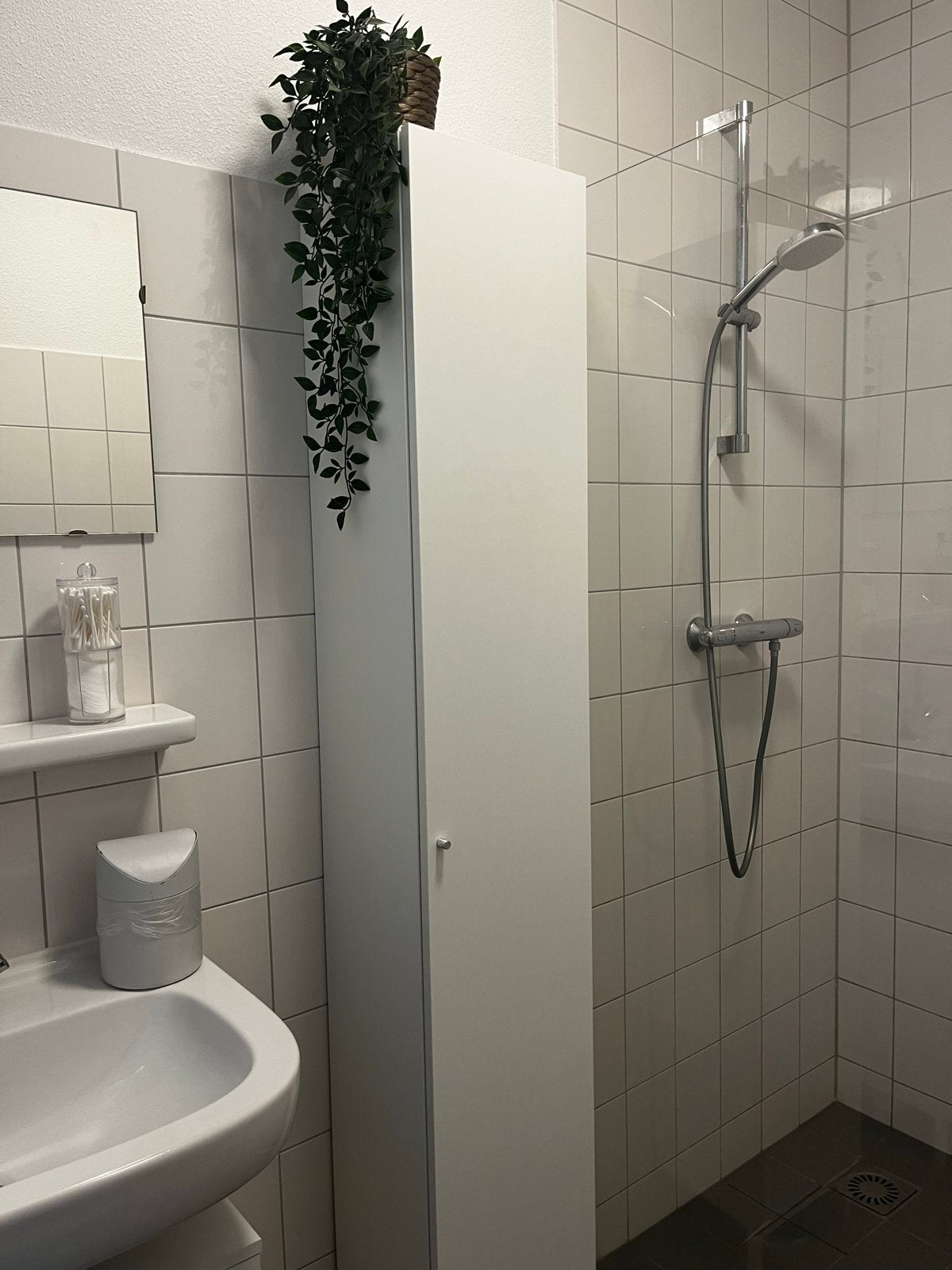 IKEA Badkamer Meubels: Hoge Kast en Wastafelkast, Huis en Inrichting, Badkamer | Badkamermeubels, (Half)hoge kast, Minder dan 50 cm