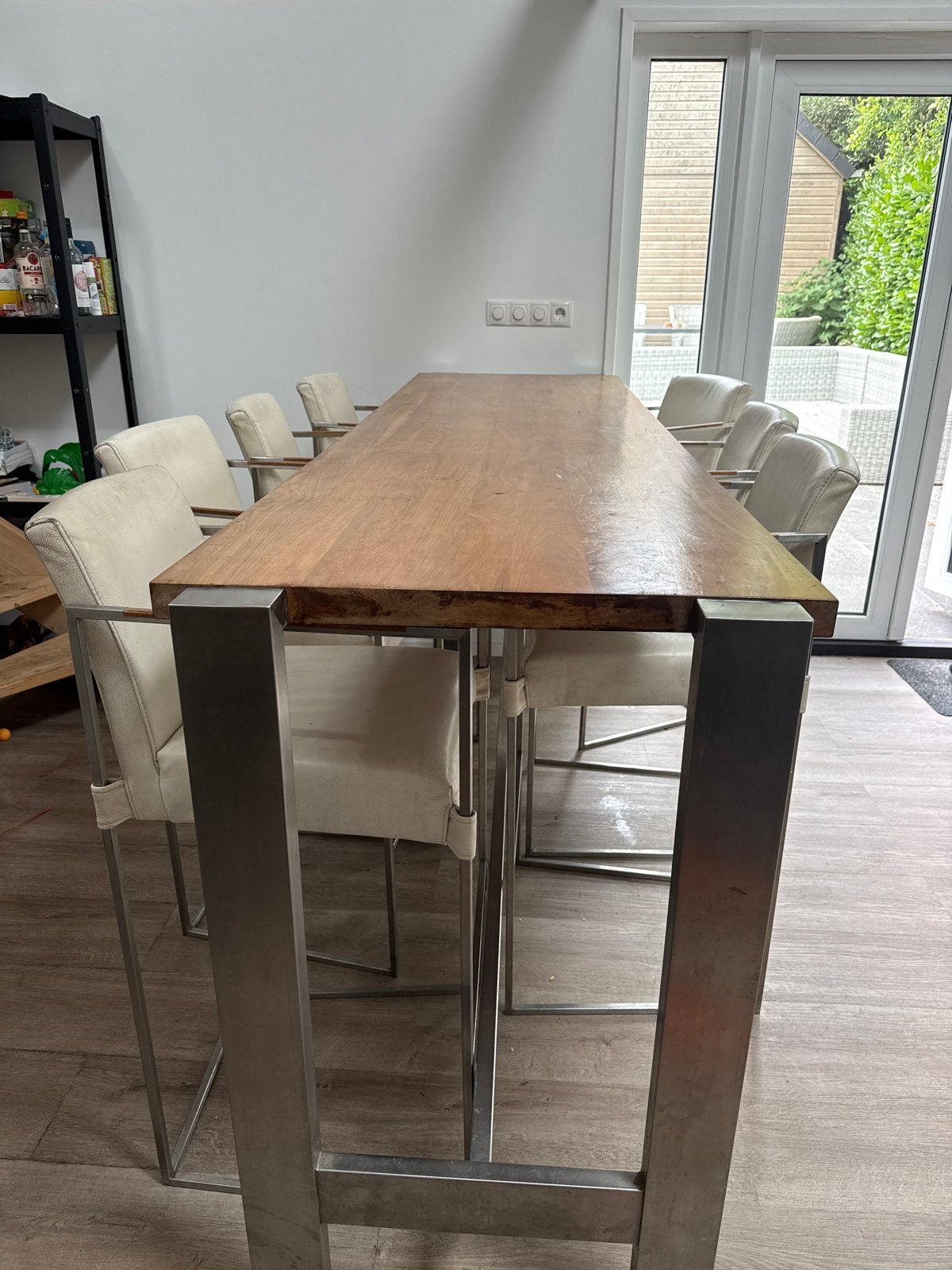 Lange bartafel met 8 barstoelen van Bert Plantagie, Huis en Inrichting, Ophalen, Gebruikt, Inclusief barstoelen