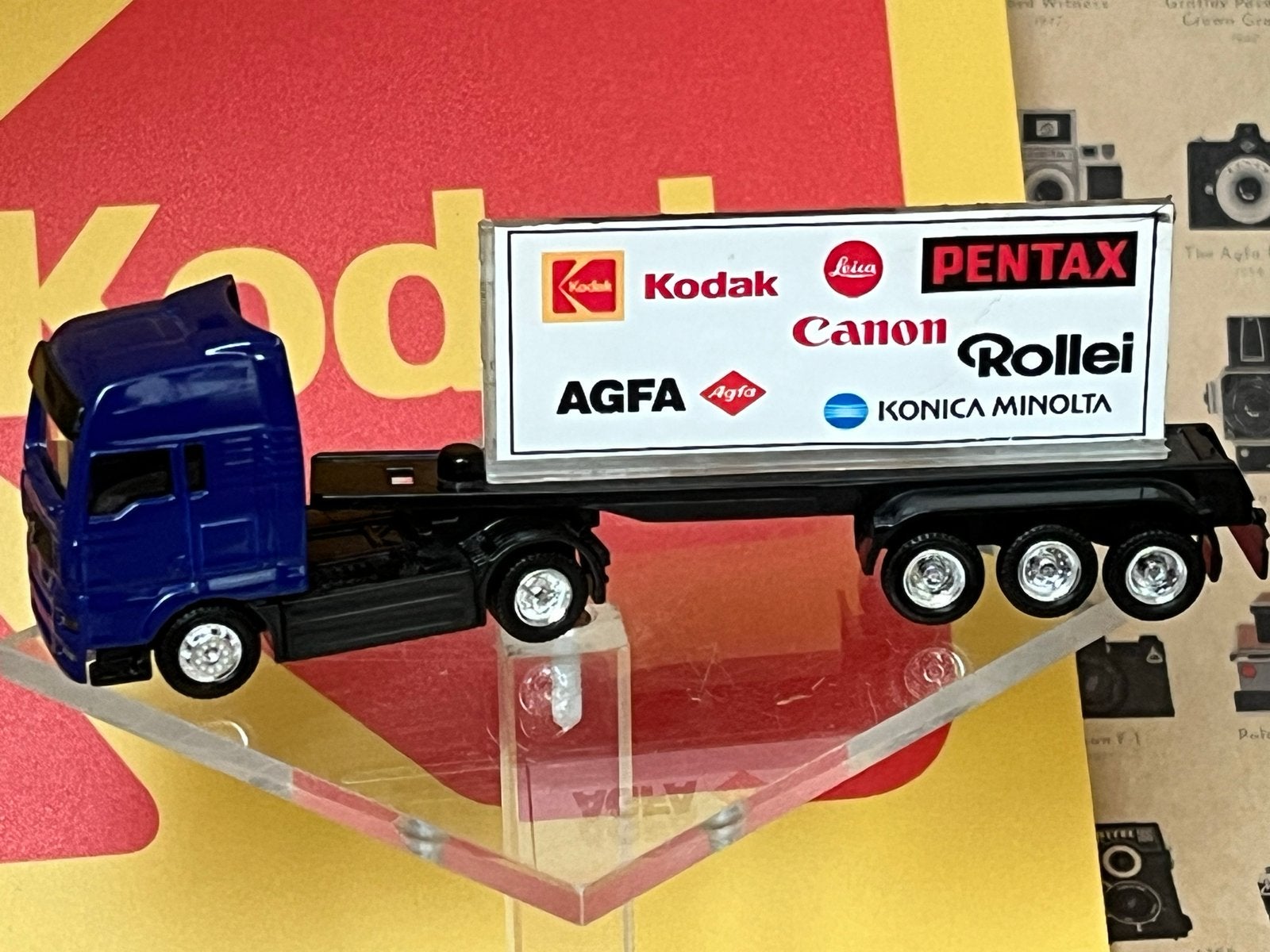 Modelvrachtwagen met reclameborden van cameramerken, Overige merken, 1:32 tot 1:50, Ophalen of Verzenden, Zo goed als nieuw