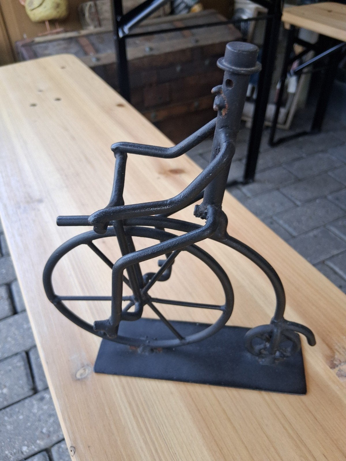Vintage metalen beeldje: man op hoge bi, Antiek en Kunst, Ophalen