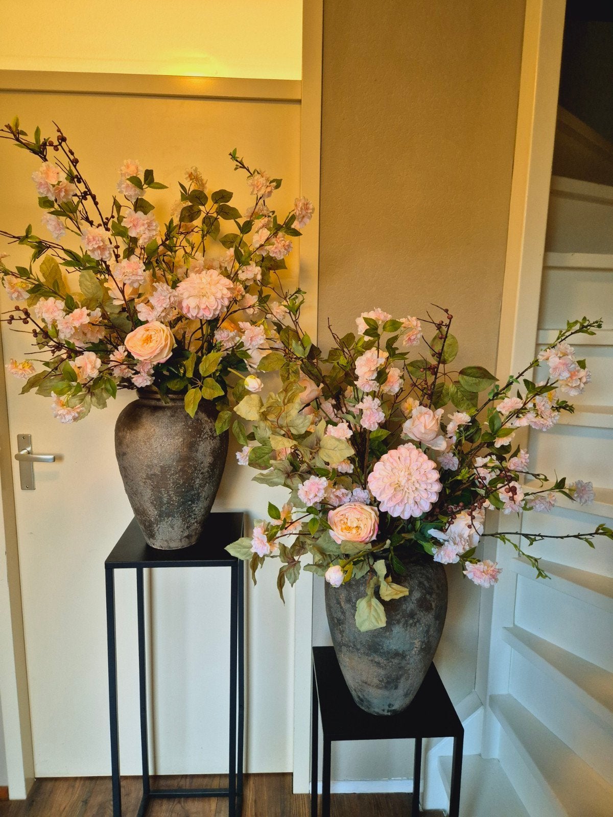 Zacht roze boeket zijde bloemen in robuuste sobere pot, Ophalen, Binnen, Roze, Handgemaakt