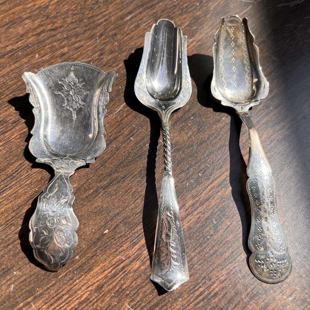 3 zilveren suiker scheppen, Ophalen