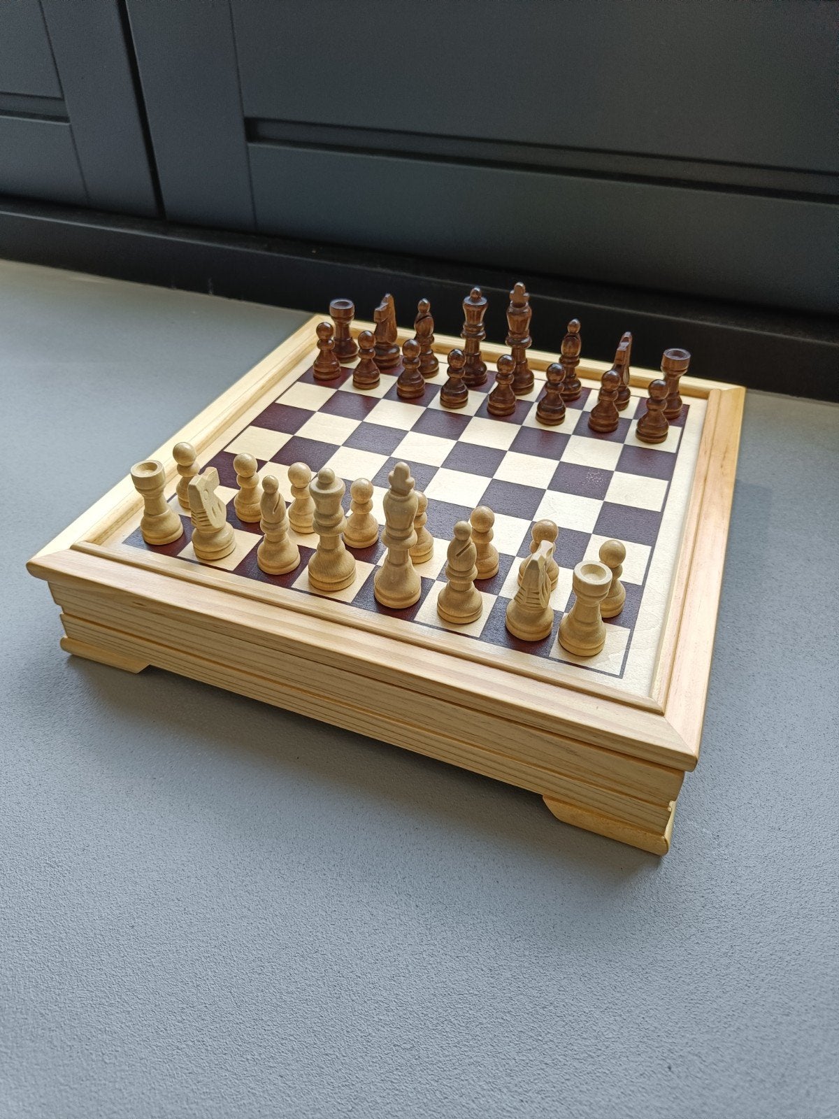 Verhoogd houten schaakbord met houten schaakstukken, Hobby en Vrije tijd, Denksport en Puzzels, Ophalen of Verzenden, Zo goed als nieuw
