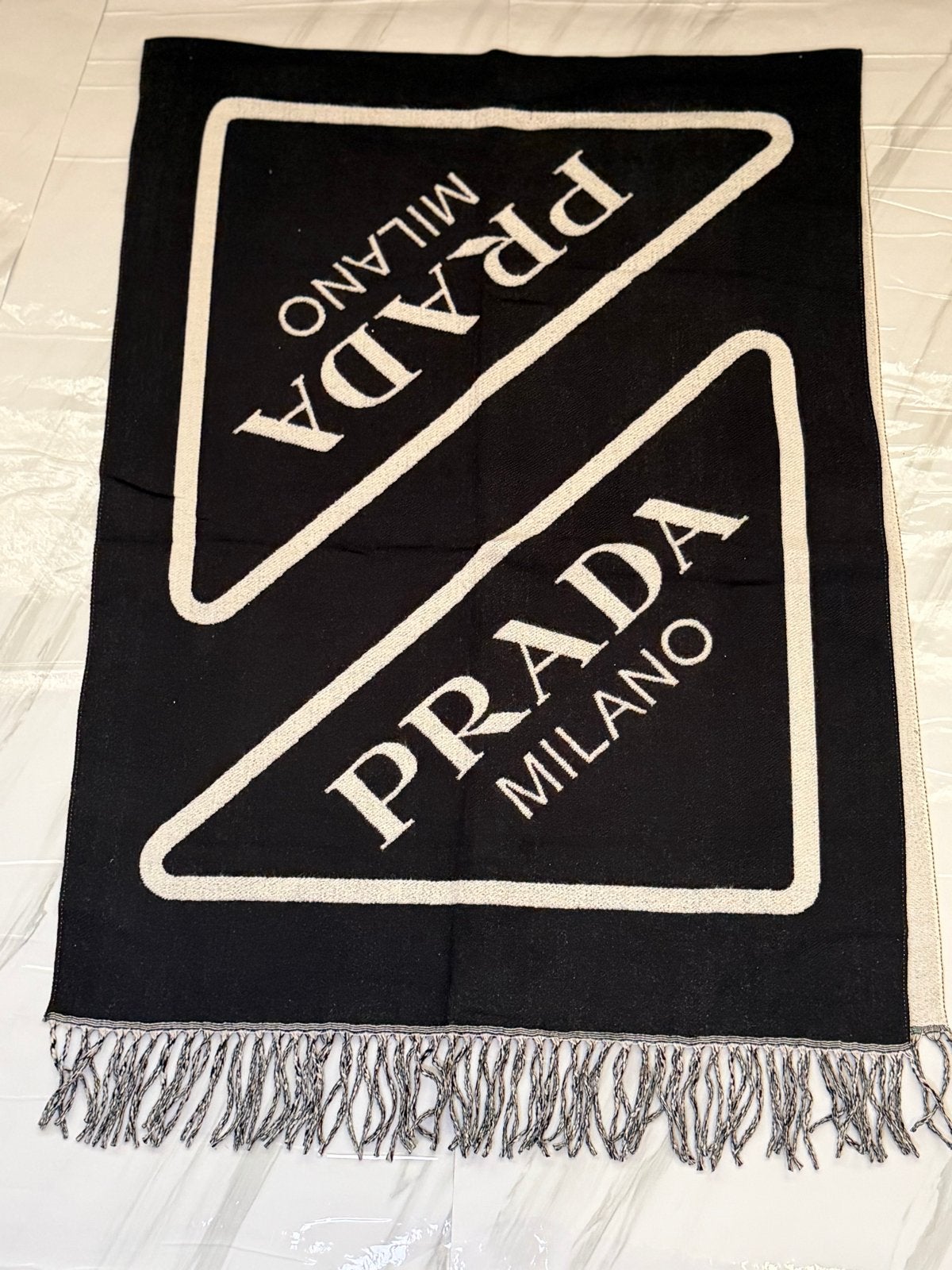 Prada Milano Sjaal, Ophalen of Verzenden, Nieuw, Maat 38/40 (M), Sjaal