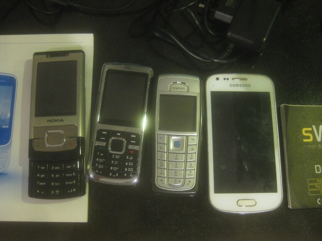 4 oude telefoons Nokia Samsung Swap diverse opladers, Gebruikt, Overige modellen, Overige kleuren, Geen camera