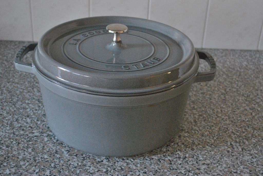 Gietijzeren pan, La Cocotte Staub, Ophalen of Verzenden, Zo goed als nieuw, Gietijzer, Koekenpan of Braadpan