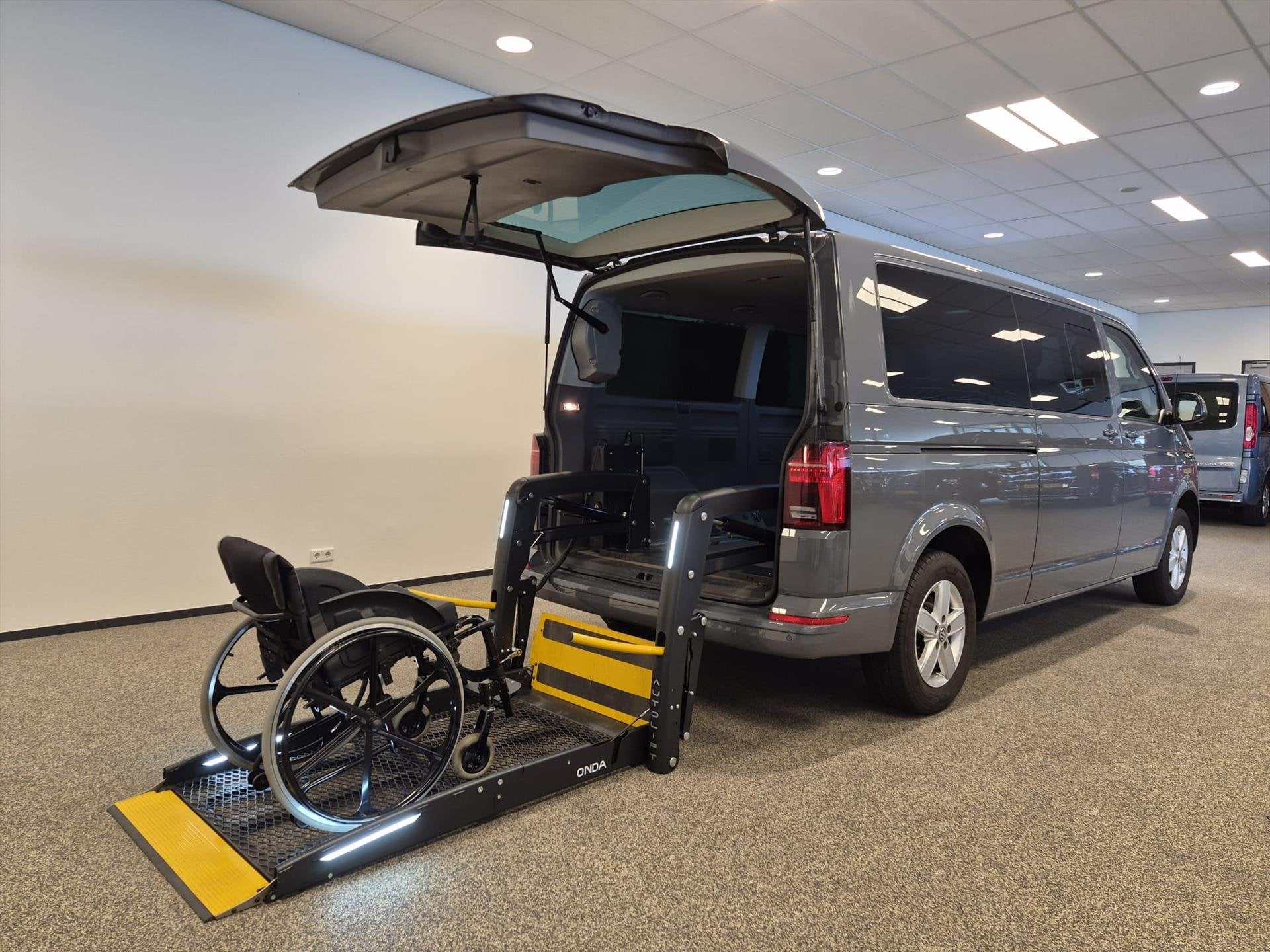 Volkswagen Caravelle L2H1 Rolstoelbus Zelfrijder Rolstoel, Automaat, 12 maanden, Gebruikt, Volkswagen