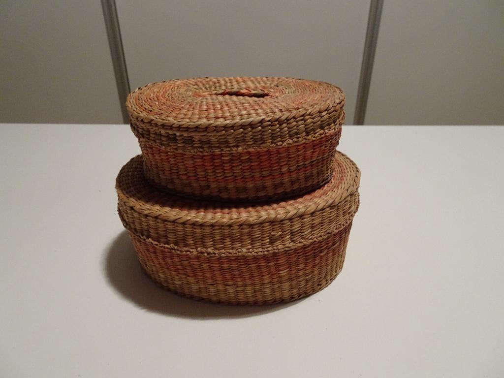 Vintage geweven mand met deksel vlechtwerk rood wit groen, Huis en Inrichting, Woonaccessoires | Schalen en Manden, Ophalen of Verzenden