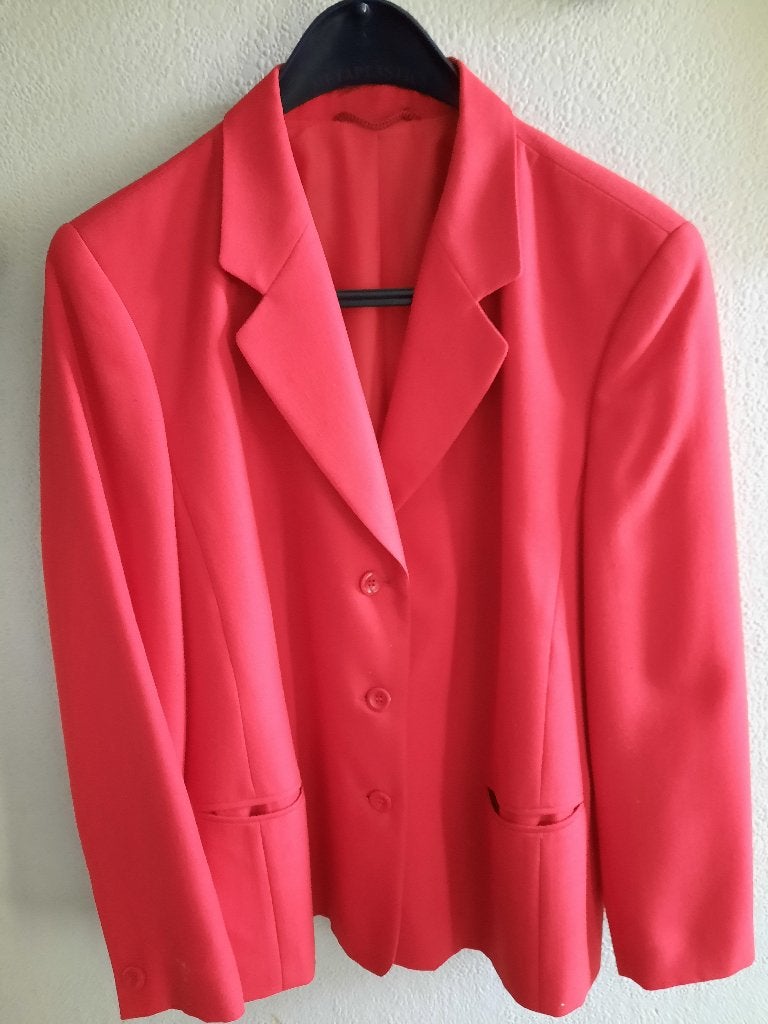 rode damesblazer met 3 rode knopen vooraan, Maat 42/44 (L), Ophalen of Verzenden, Zo goed als nieuw, Jasje